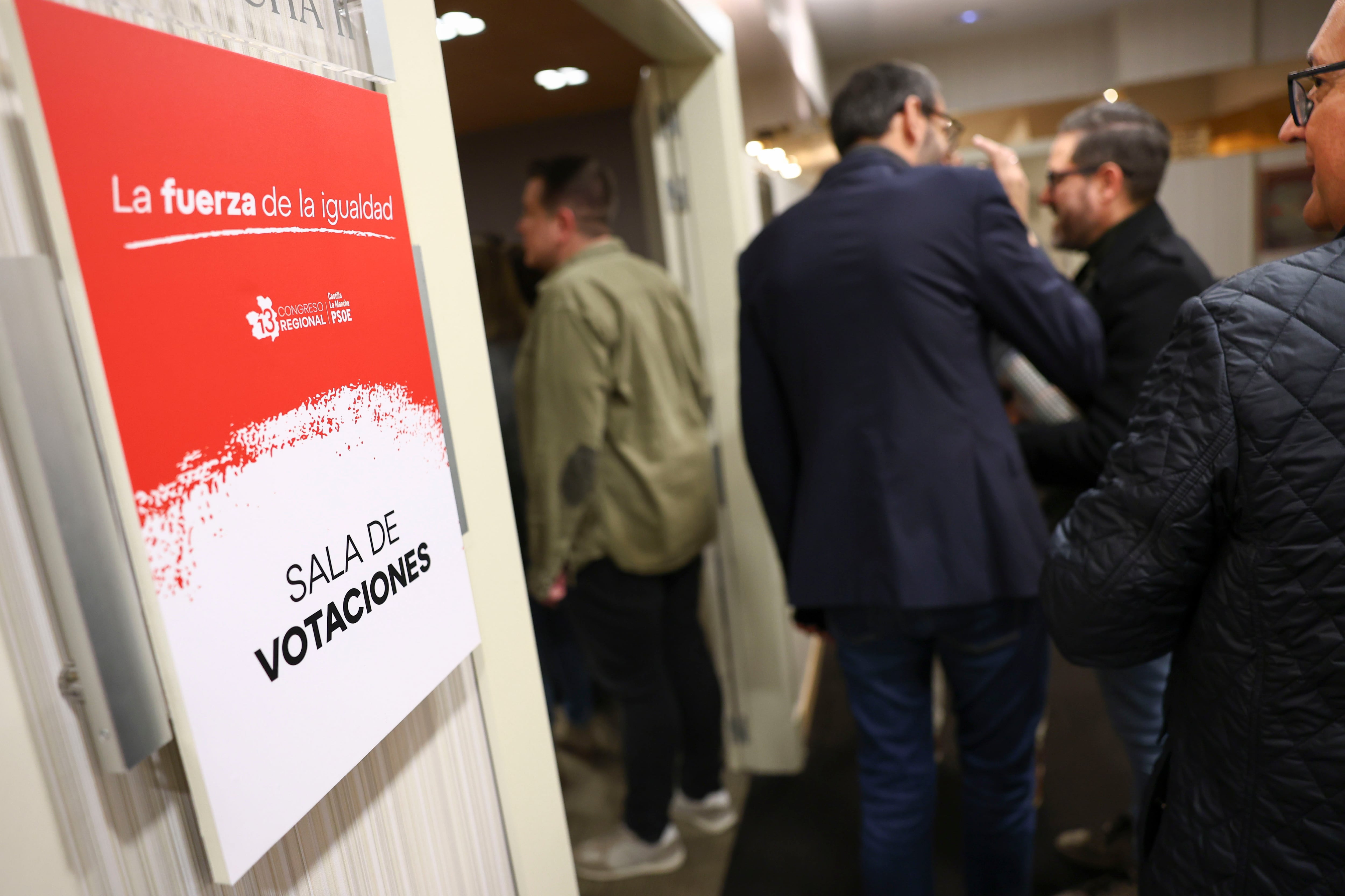 TOLEDO, 19/01/2025.- El PSOE de Castilla-La Mancha ha propuesto en el XIII Congreso regional una ejecutiva de continuidad, en la que siguen los principales cargos al frente del partido, y de igualdad, ya que el 57 por ciento son mujeres. La propuesta se somete a votación este domingo en el congreso regional que se celebra en Toledo. EFE/ Ismael Herrero
