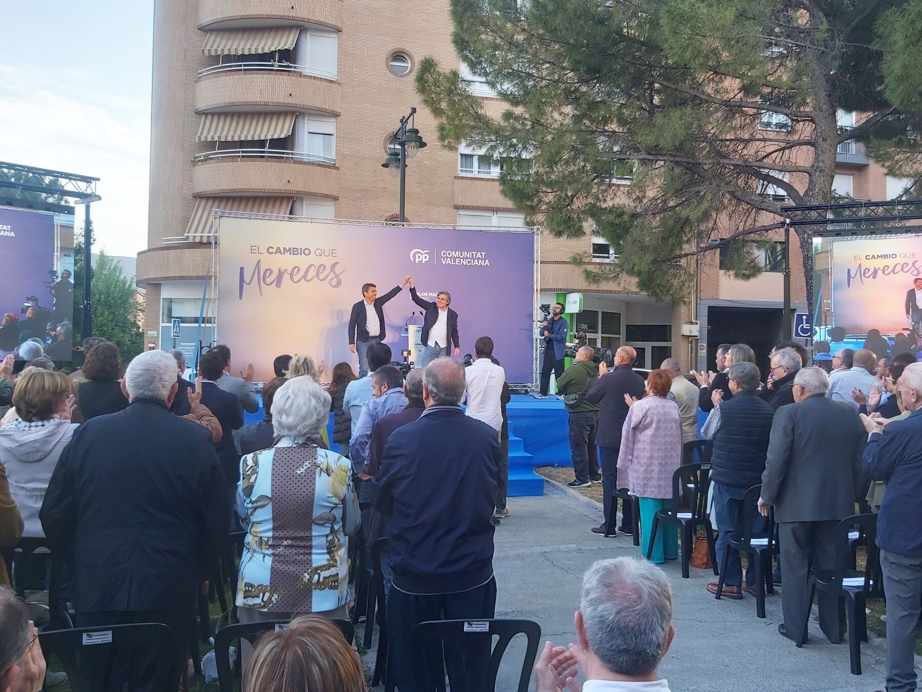 Mazón y Pastor sobre el escenario del acto central de campaña del PP en Alcoy