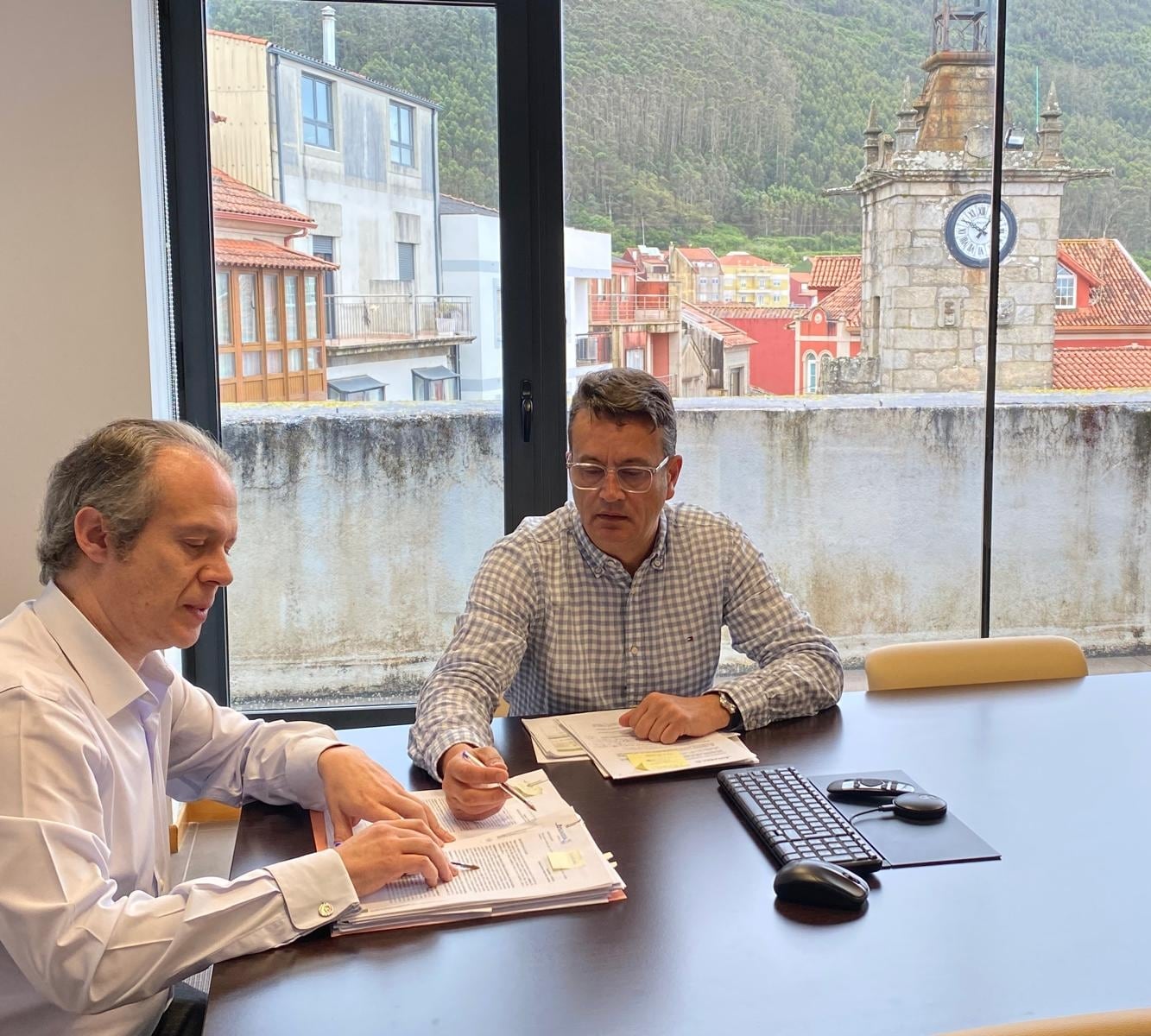 Roberto Carrero, alcalde de A Guarda (izquierda), junto al primer teniente de alcalde, Óscar Alonso.