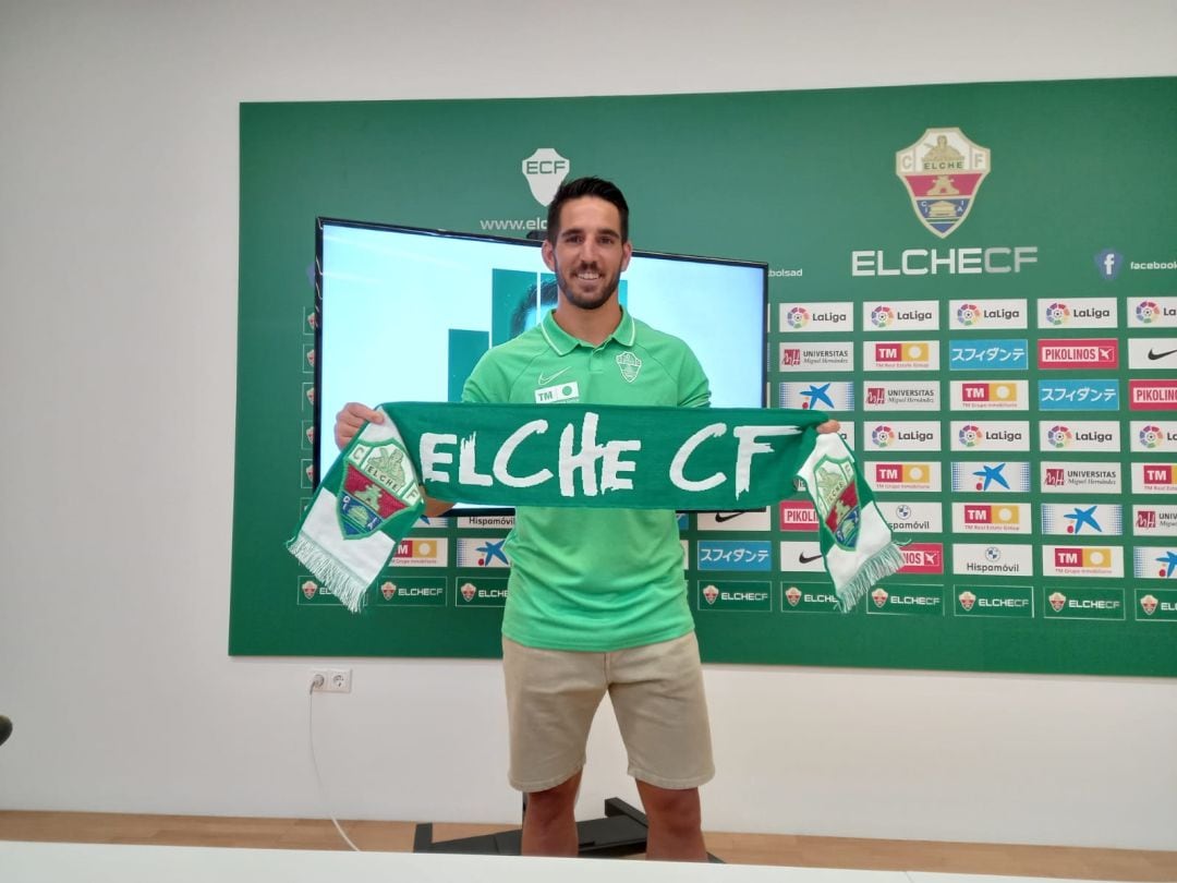 Pedro Bigas posa en la Sala de Prensa con una bufanda del Elche