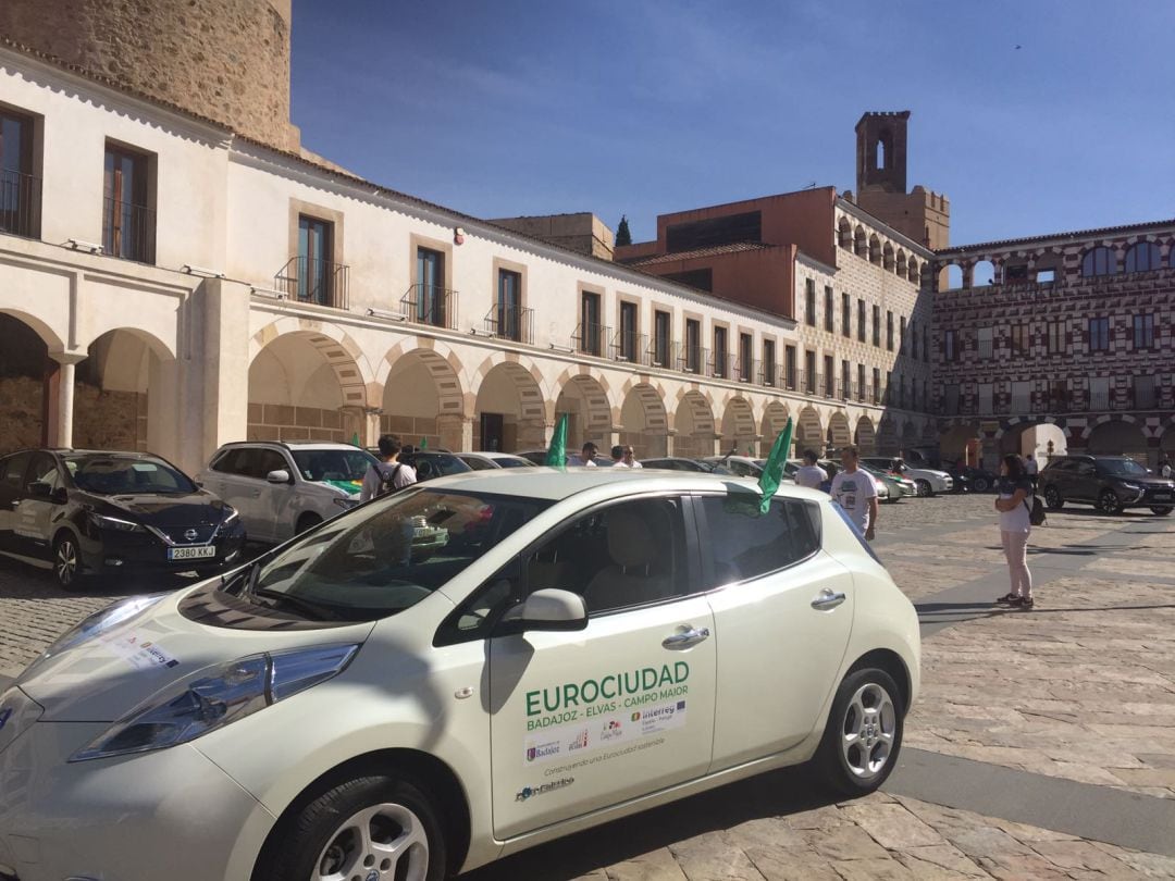 Algunos de los vehículso eléctricos de la concentración de esta semana en la Plaza Alta de Badajoz