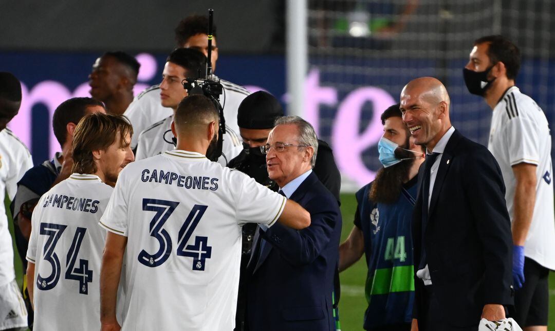 Florentino Pérez celebra el título de liga de la pasada temporada con los jugadores del Real Madrid