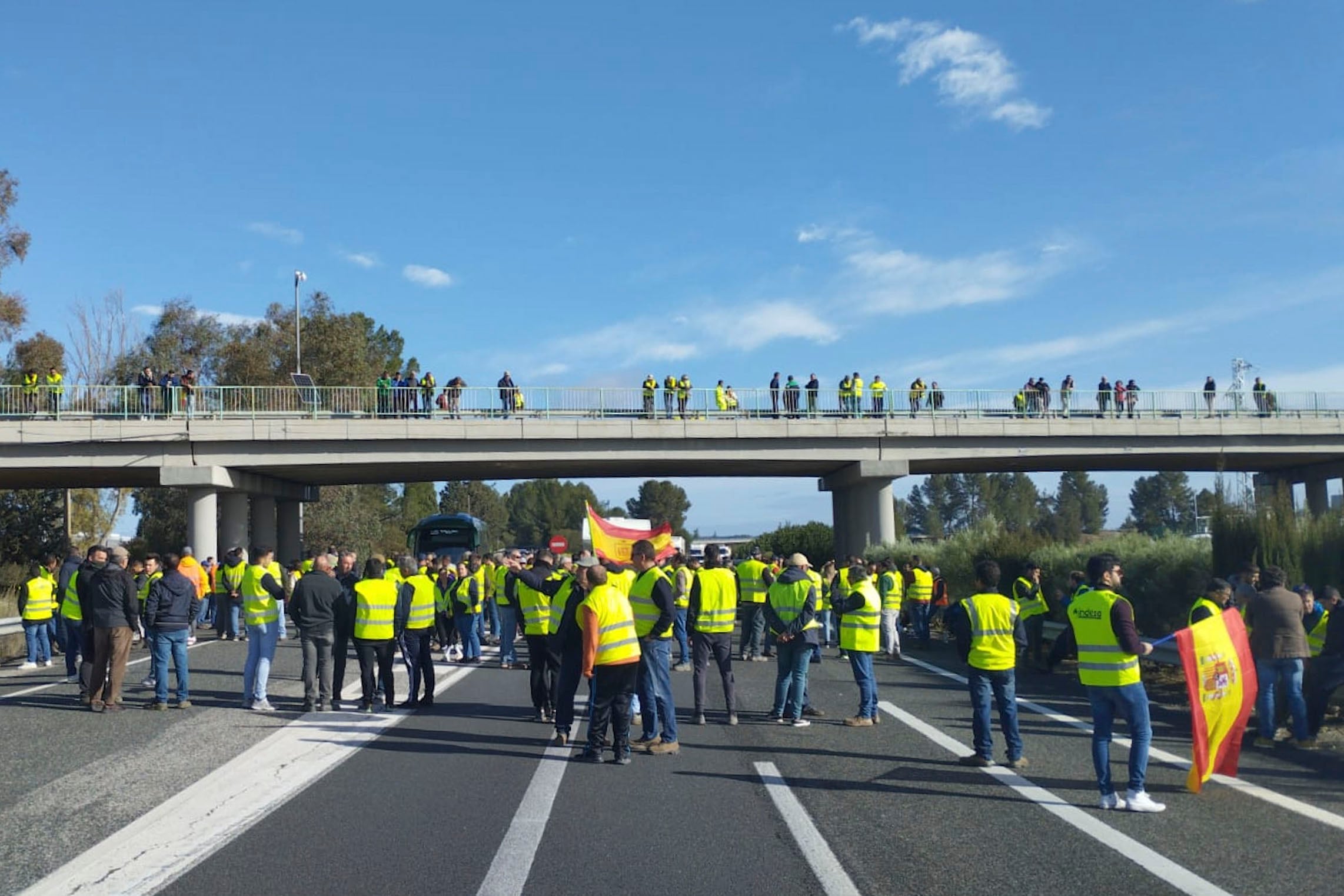 LAS CABEZAS DE SAN JUAN (SEVILLA), 10/02/2024.- Imagen de archivo del corte de carretera en la autopista AP-4 que protagonizan este sábado agricultores de la provincia de Sevilla en Las Cabezas de San Juan, dentro del calendario de movilizaciones del sector iniciado el pasado martes. EFE/Fermín Cabanillas