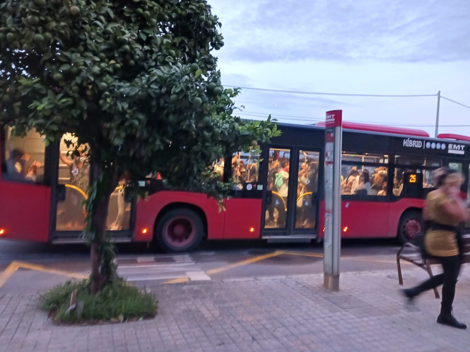 Autobús de la EMT a su paso por Pinedo