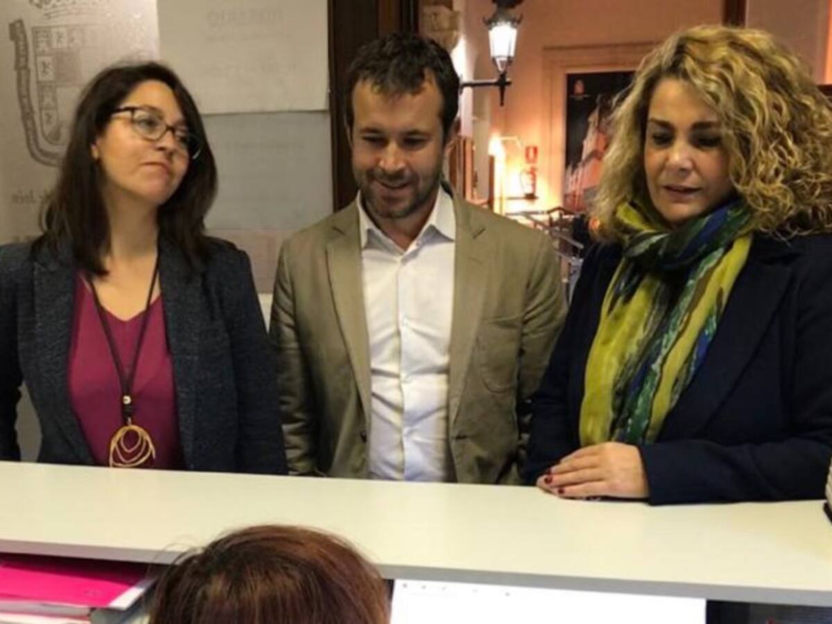 El PSOE pide controlar los autobuses urbanos