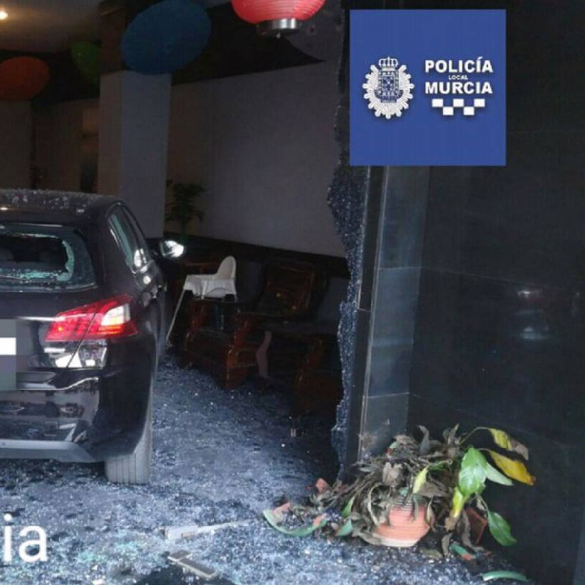 Pierde el conocimiento y empotra su coche contra un restaurante