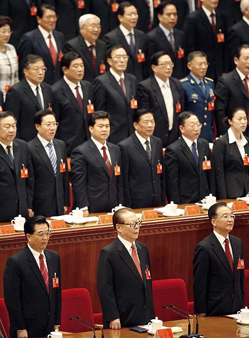El Presidente de China, Hu Jintao, el ex-Presidente Zemin y el Primer ministro Jiabao asisten el himno nacional durante la apertura del Congreso.