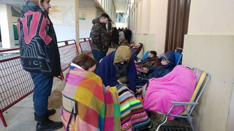 Unos jóvenes en la cola de venta de entradas para cuartos del COAC 2018