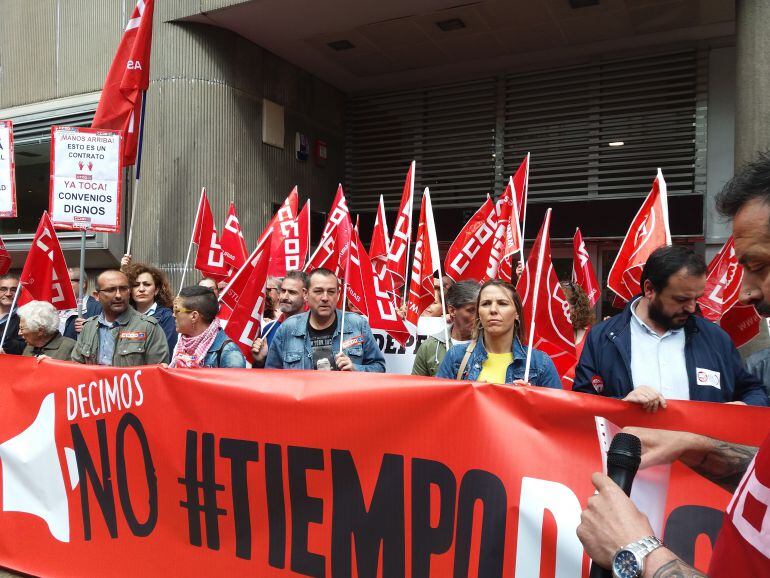 Concentración de los sindicatos Comisiones Obreras y UGT ante la sede de FADE en Oviedo en exigencia de la revisión salarial