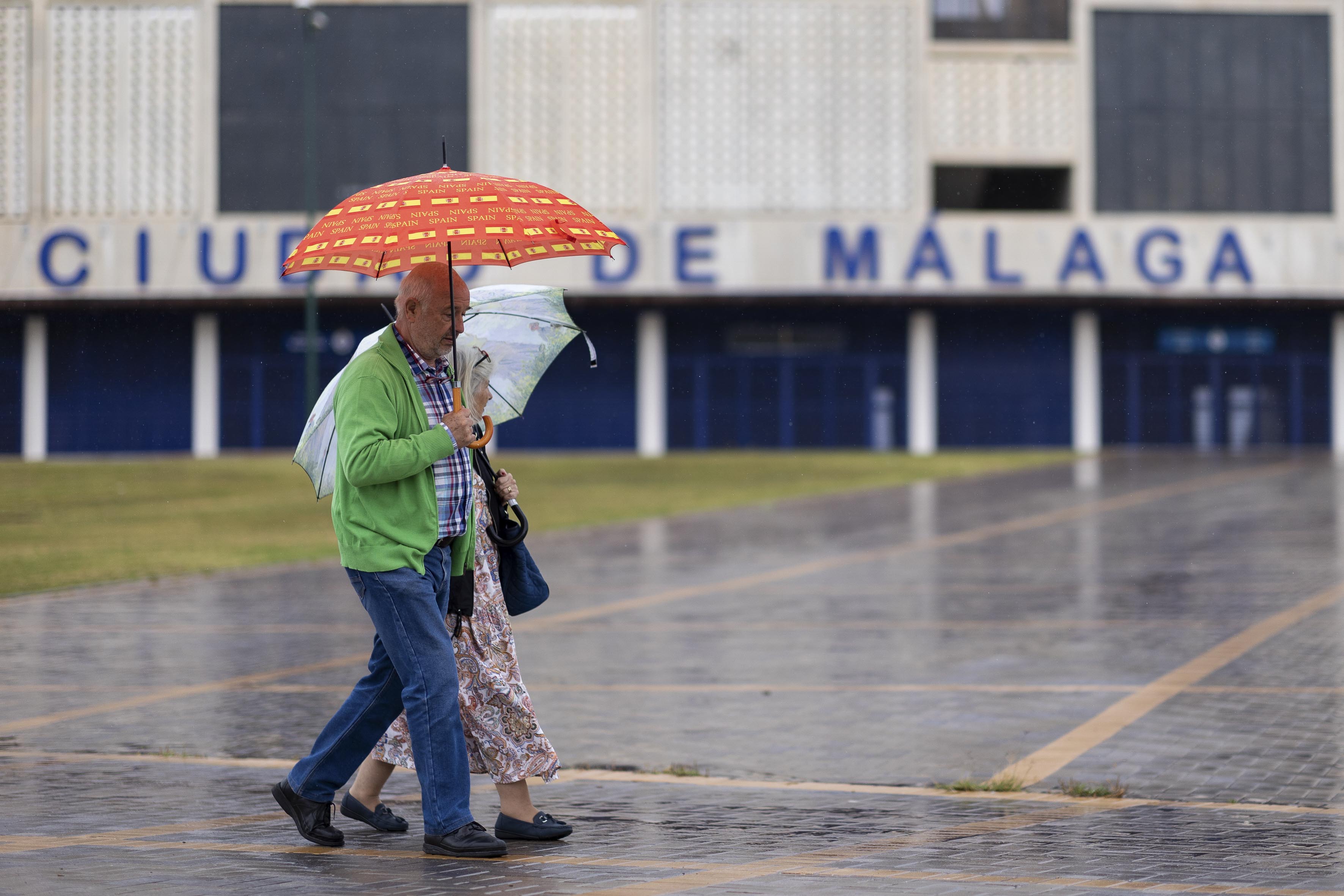 Día lluvioso en Málaga en una foto de archivo. EFE/Carlos Díaz