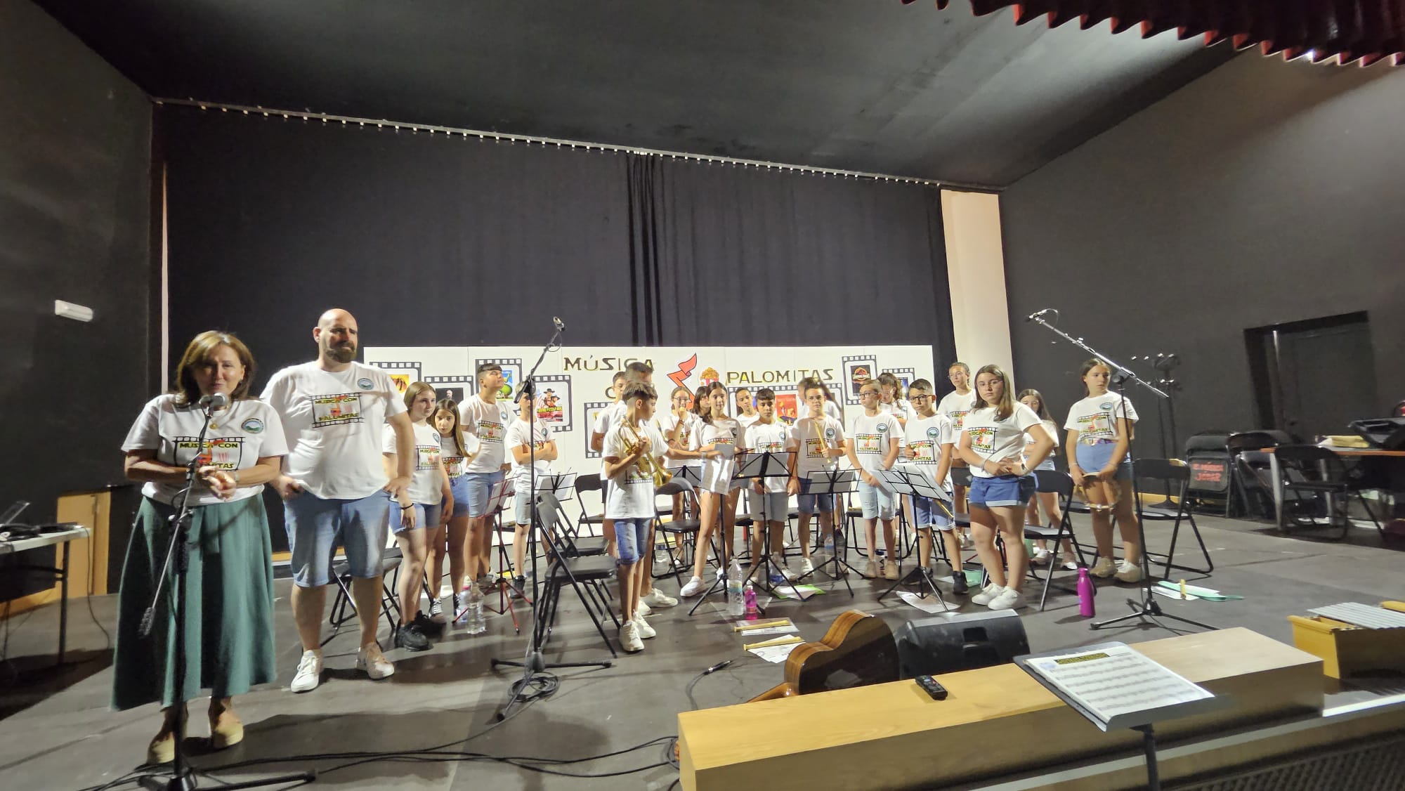 Intervención de la directora del CEPr. 'Virgen de Fátima', Maribel Jiménez, al final del concierto, ante profesor y alumnos/as