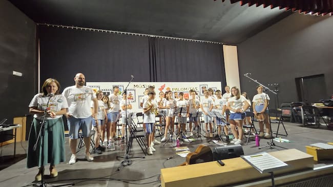 Intervención de la directora del CEPr. 'Virgen de Fátima', Maribel Jiménez, al final del concierto, ante profesor y alumnos/as