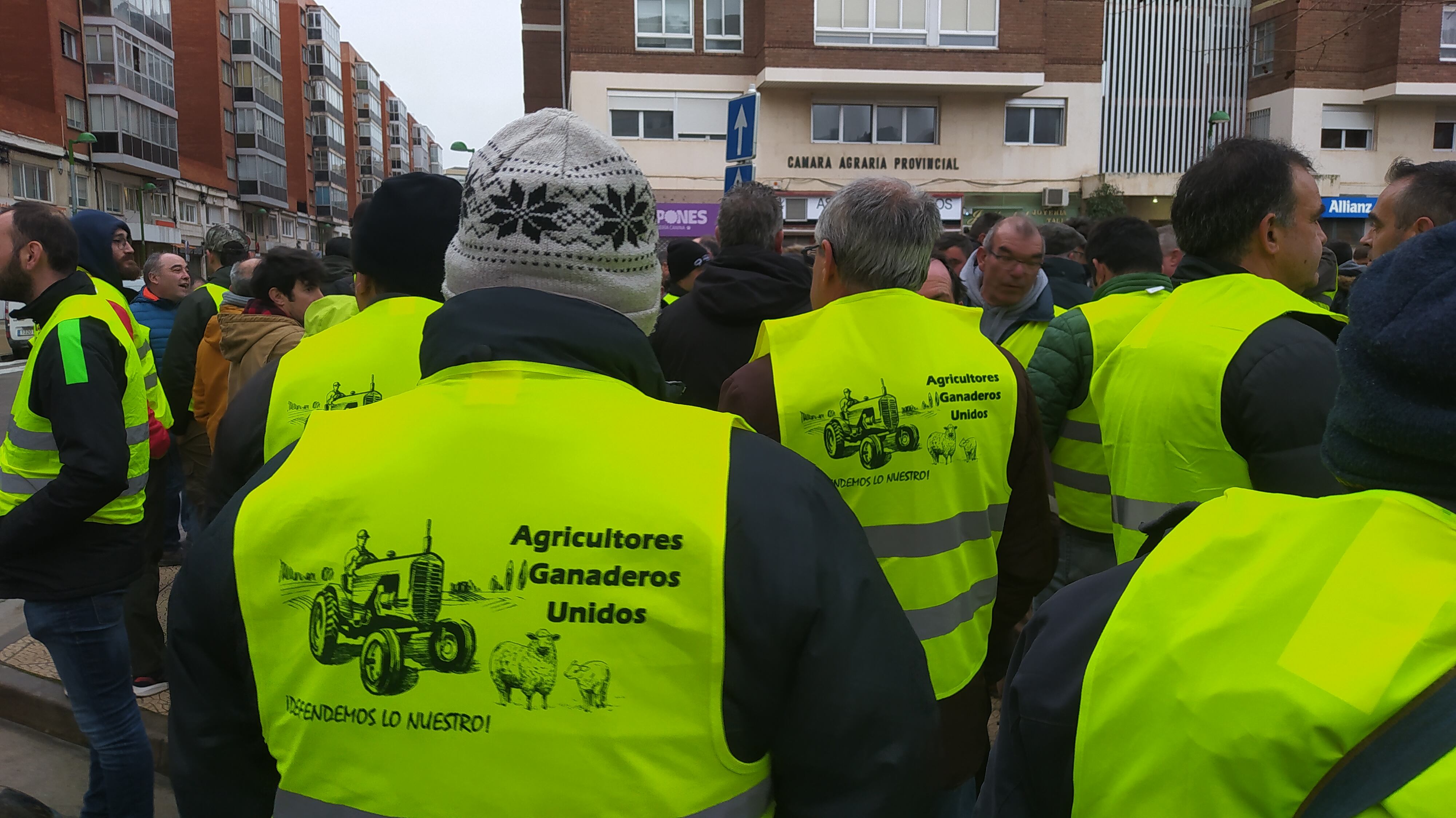 Un grupo de agricultores se ha manifestado ante la Cámara Agraria Provincial donde creían que estaban reunidas las organizaciones del campo