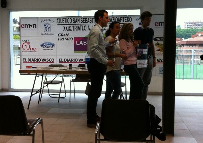 Los responsables del Memorial Onditz posan para los medios de comunicación.