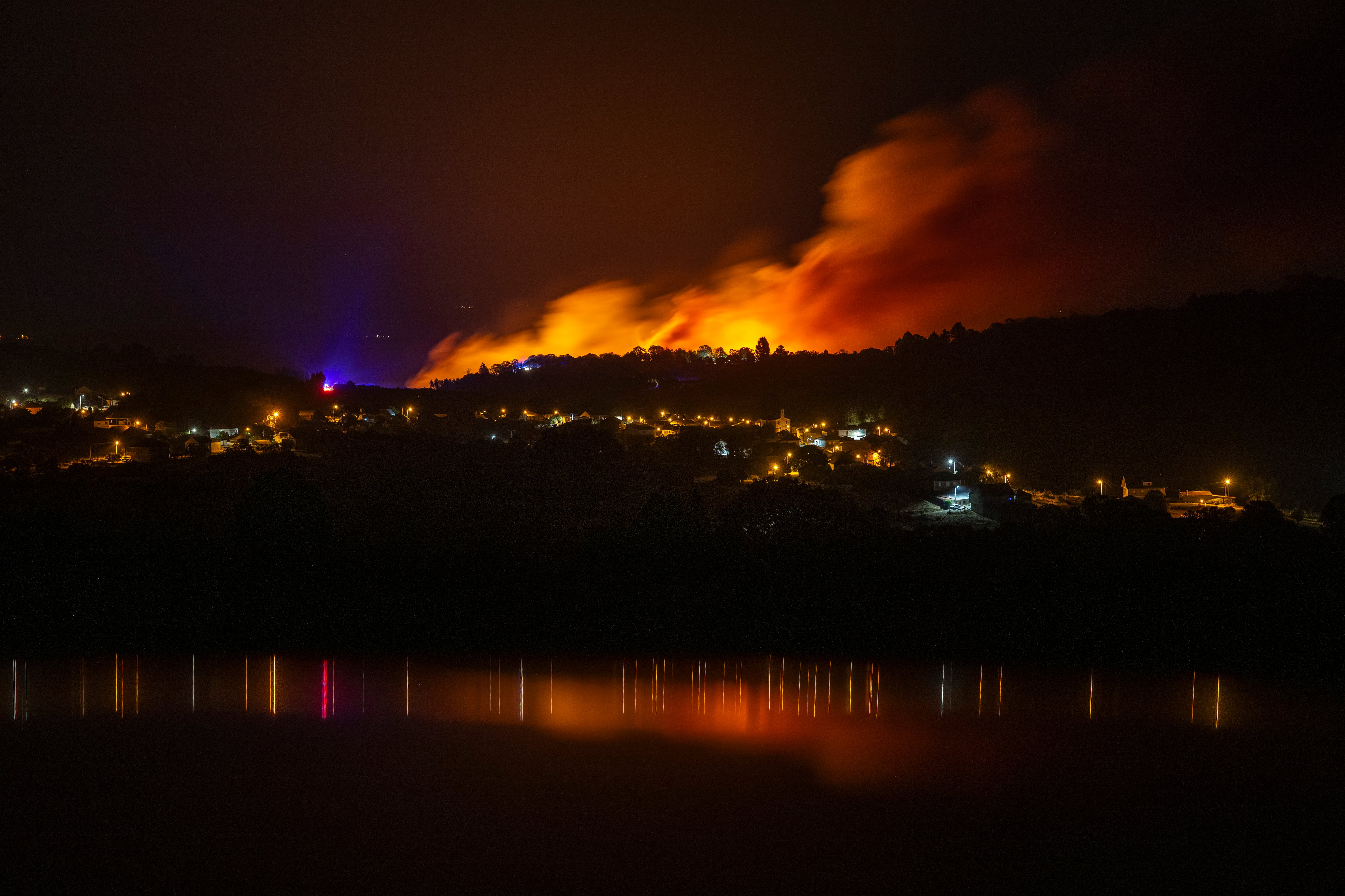 En Vilardevós, la Unidad Militar de Emergencias se ha movilizado este sábado para luchar contra un incendio que, según las últimas estimaciones de la Xunta, que ha decretado el nivel 2 de emergencia por su proximidad a núcleos de población.