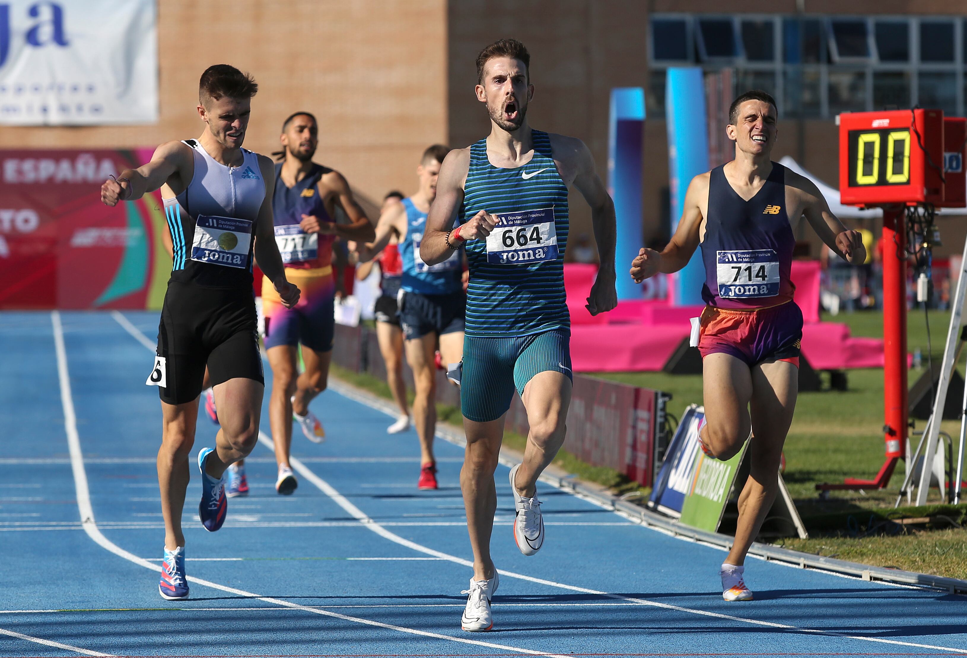 NERJA (MÁLAGA), 26/06/2022.- El atleta Álvaro de Arriba (c), seguido de Adrián Ben (i) y Mariano García (d), durante la final masculina de 800 metros del Campeonato de España Absoluto de Atletismo que se celebra hoy domingo en la localidad de Nerja (Málaga). EFE/Daniel Pérez
