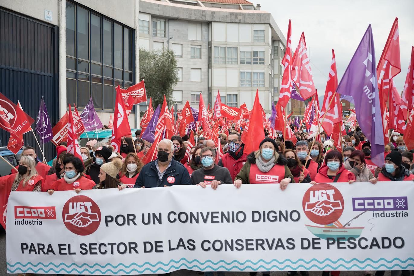 Manifestación en Santoña para pedir un salario digno para los trabajadores del sector de la sconservas.