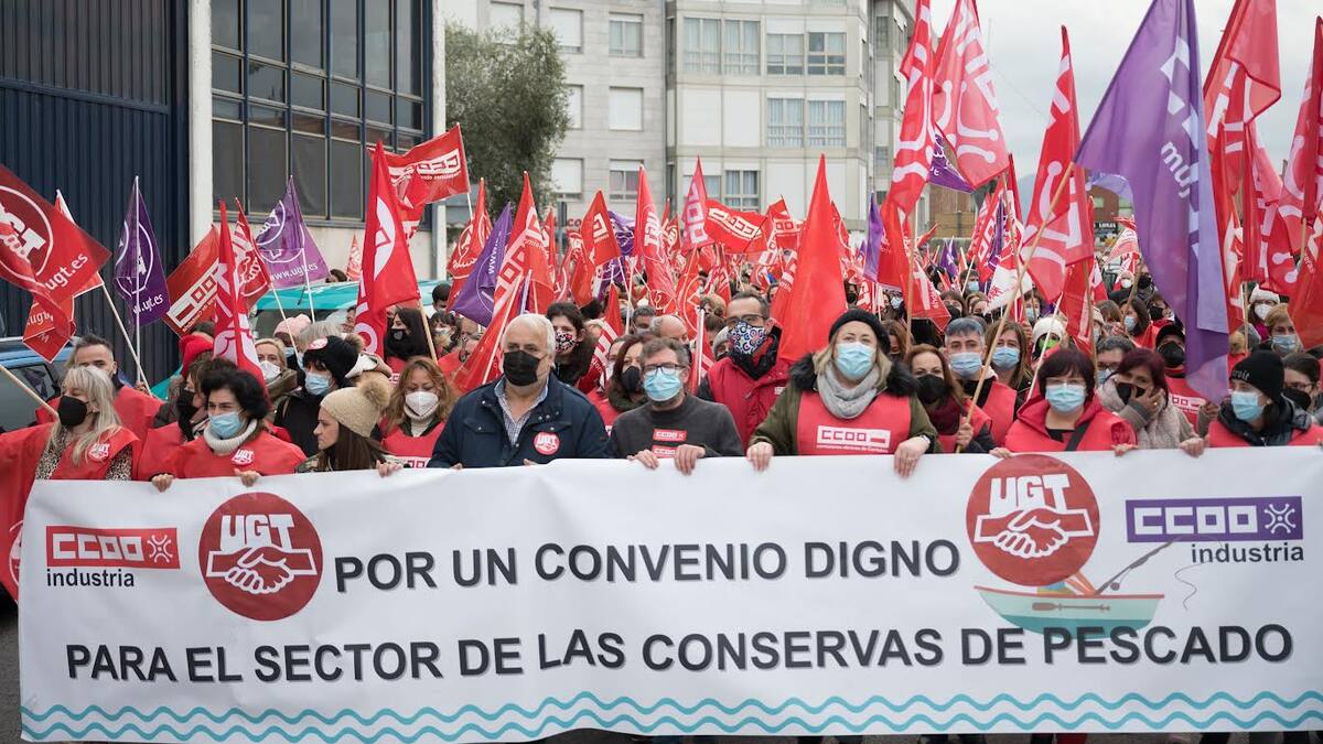 Un millar de personas reivindican por las calles de Santoña que se acabe con la "brecha salarial" en el sector conservero