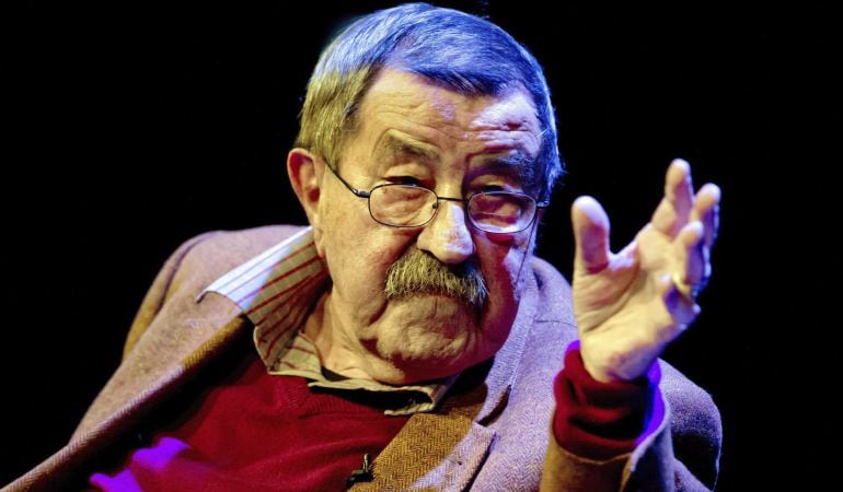 HAM501 HAMBURGO (ALEMANIA) 13/04/2015.- Fotografía de archivo tomada el 20 de noviembre de 2014 que muestra al Nobel de Literatura alemán Günter Grass durante la inauguración de su exposición &quot;Hundejahre&quot; (Lit.: Años de perro) en Múnich, Alemania. El célebre escritor Günter Grass ha muerto a los 87 años de edad, según confirmó la editorial Steidl hoy, lunes 13 de abril. EFE/SVEN HOPPE