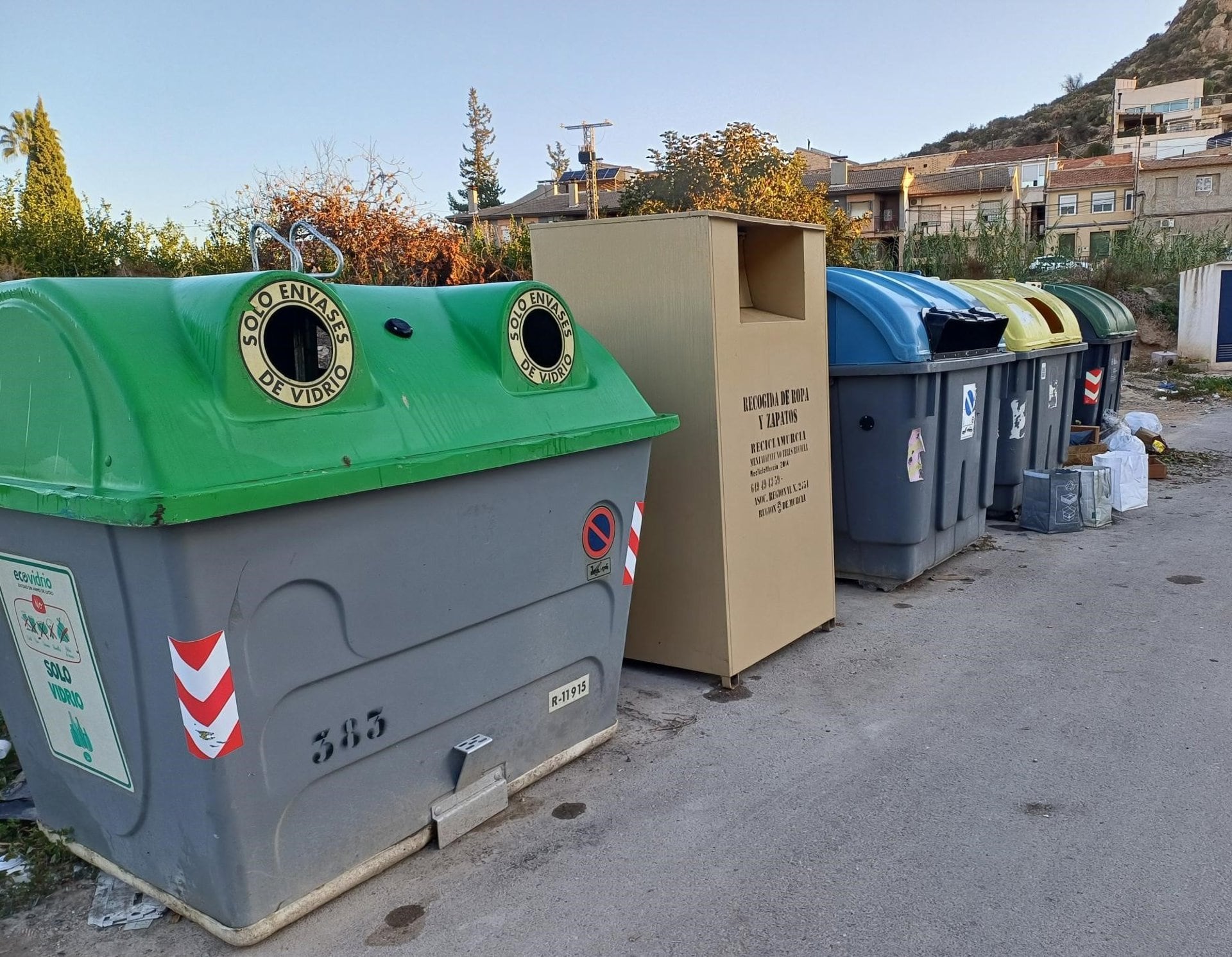 Contenedores de reciclaje en la pedanía murciana de Monteagudo