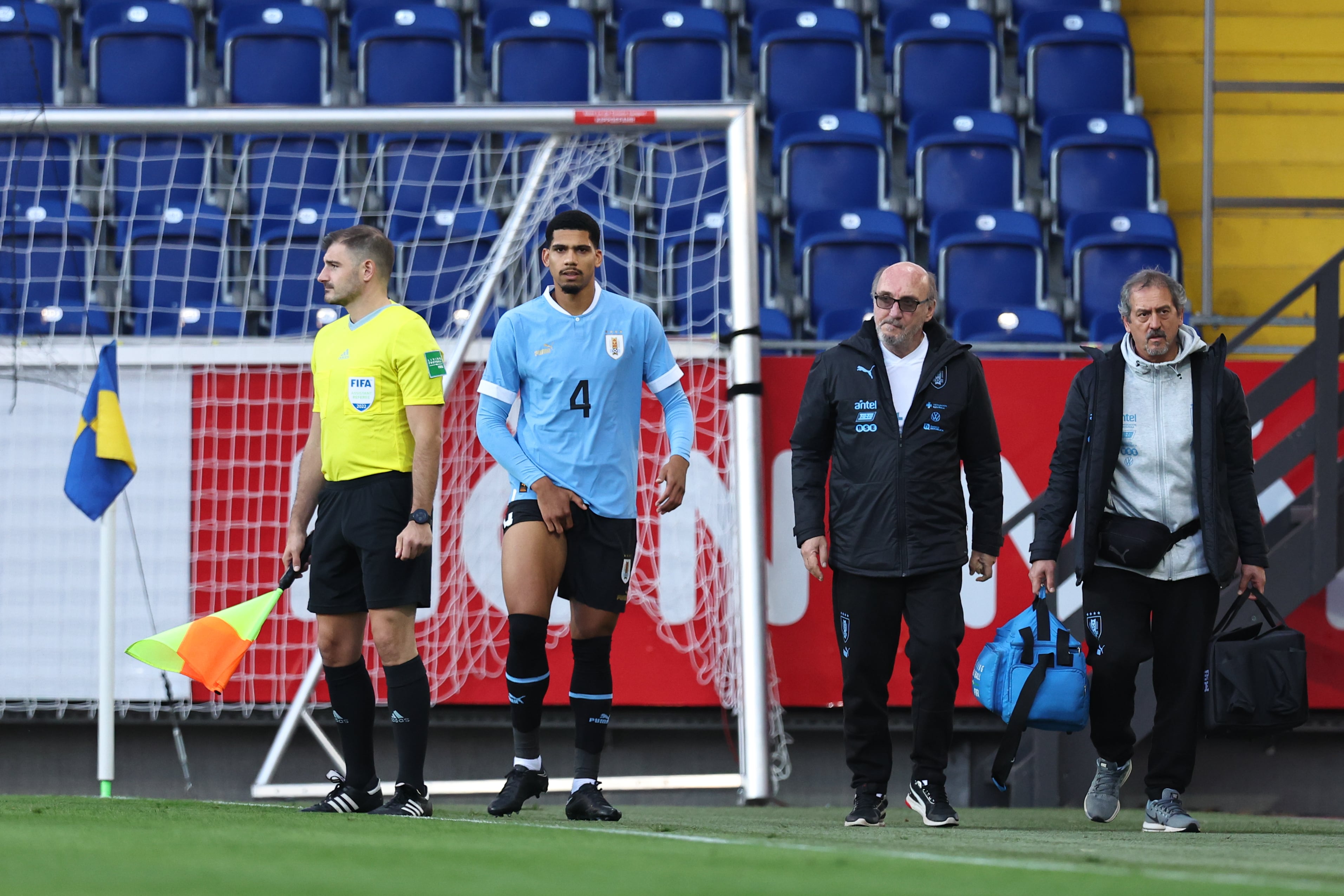 Ronald Araújo, en el momento de su lesión en el partido que enfrentaba a Uruguay con Irán