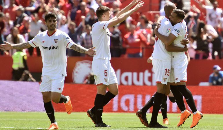 GRAF3701. SEVILLA.- Los jugadores del Sevilla celebran tras el gol anotado por el centrocampista francés Steven N'Zonzi (2d), durante el partido de hoy contra el Villarreal en el Estadio Sánchez Pizjuan, correspondiente a la jornada 32 de LaLiga. EFE Raul