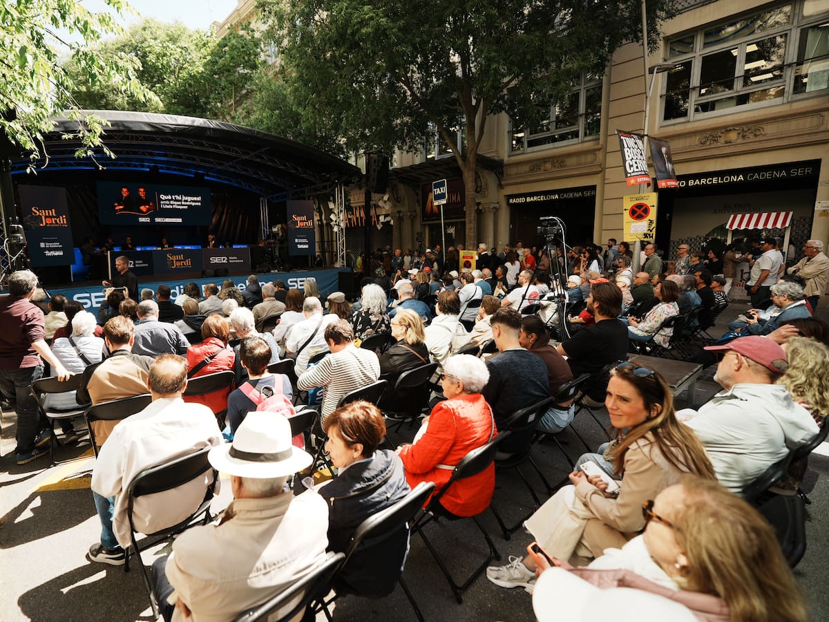 Un Sant Jordi para recordar: así se ha vivido la diada desde el escenario de SER Catalunya en la calle Casp