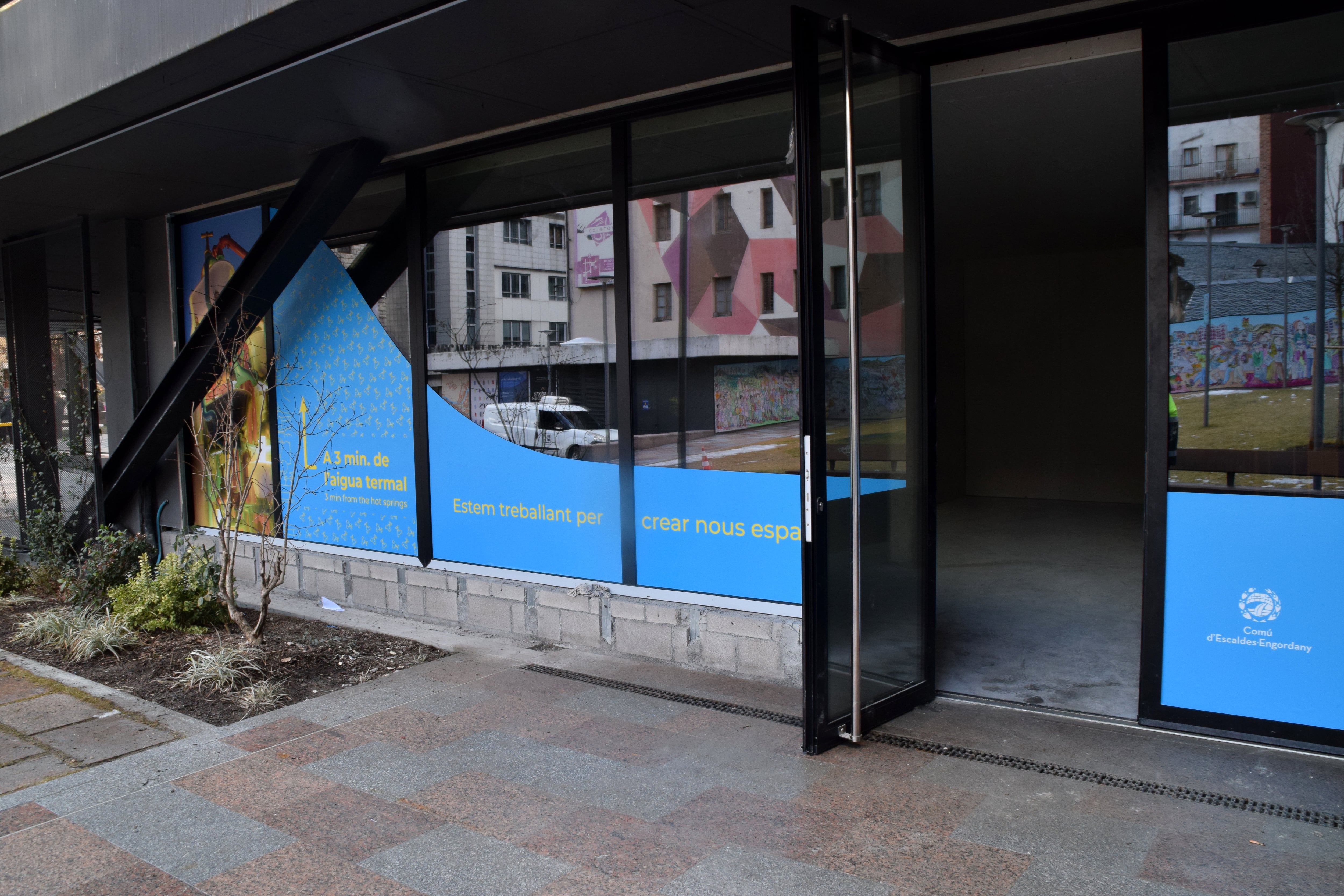 L'entrada dels locals de la plaça de l'església d'Escaldes que en breu el comú traurà a concurs per a la seva concessió.