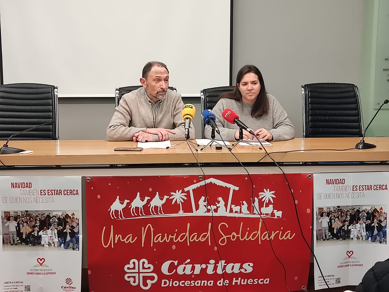 Felipe Munuera e Isabel Ramón, director y secretaria general, respectivamente, de Cáritas Diocesana de Huesca en la presentación de la &quot;Navidad solidaria&quot;