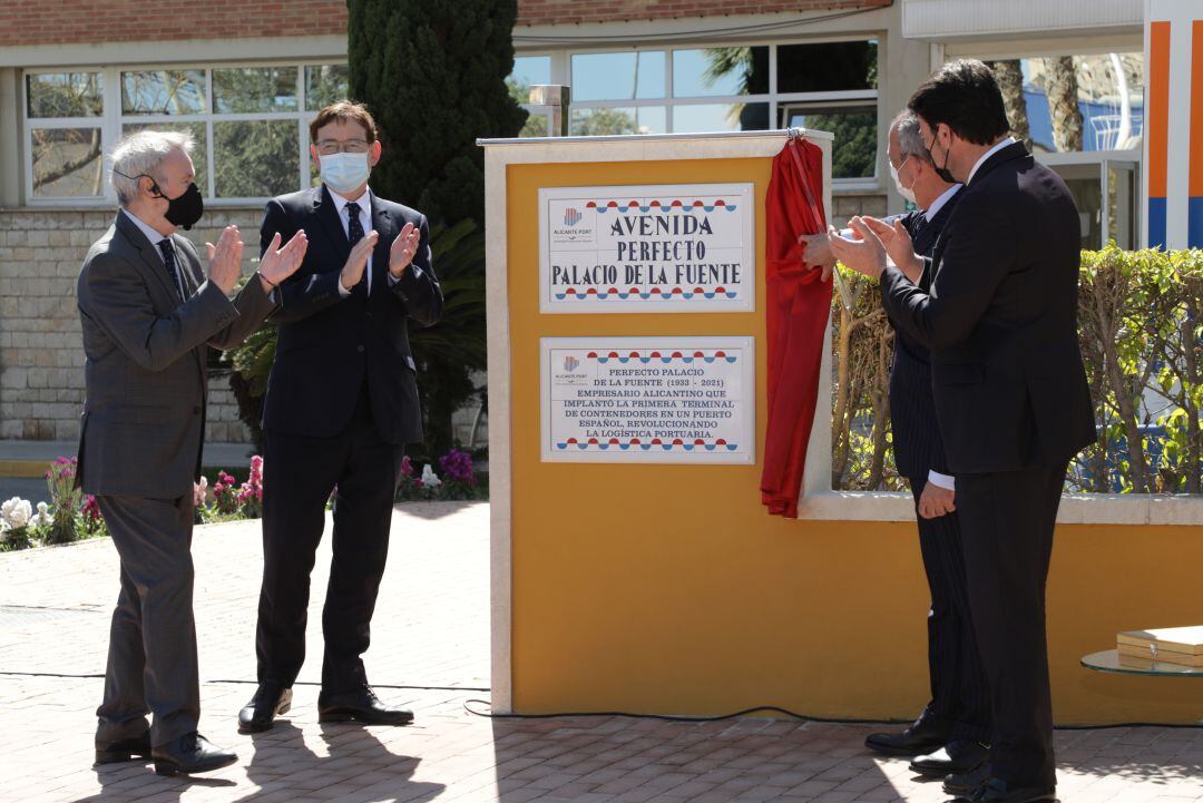 El president de la Generalitat, Ximo Puig (c), junto con el de la Autoridad Portuaria, Juan Antonio Gisbert, (i) el de la CEV en Alicante, Perfecto Palacio y  el alcalde de Alicante, Luis Barcala (d), en el homenaje al empresario Palacio de la Fuente.