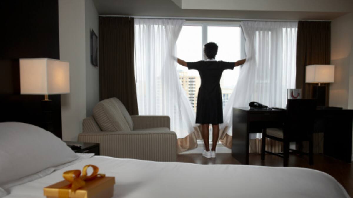 El precio a pagar de los empleados domésticos de los ultra ricos por sus buenas condiciones laborales: "Se sienten permanentemente en deuda"