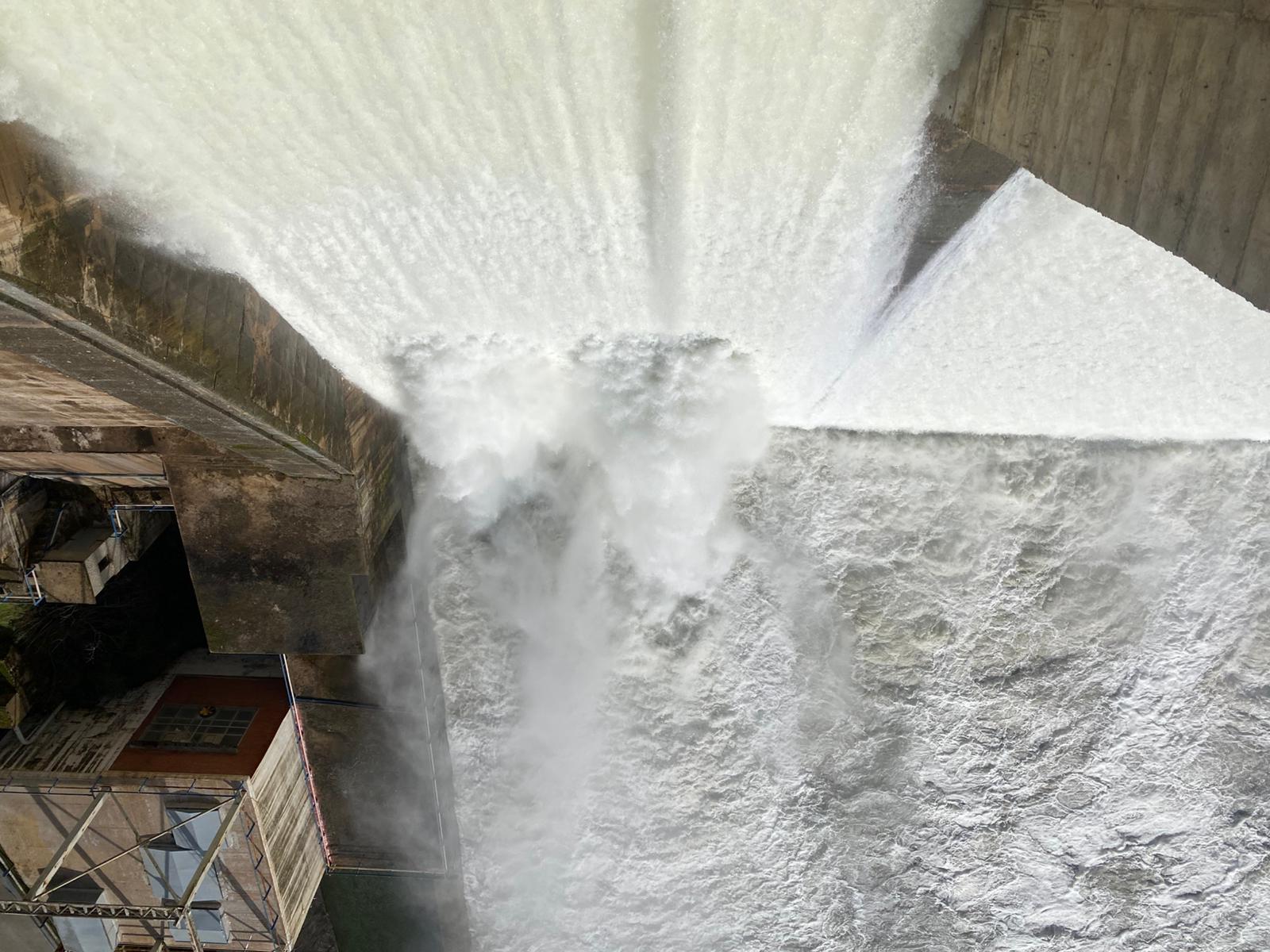 Embalse de Puente Nuevo en Córdoba, desembalsando por la borrasca Leonardo