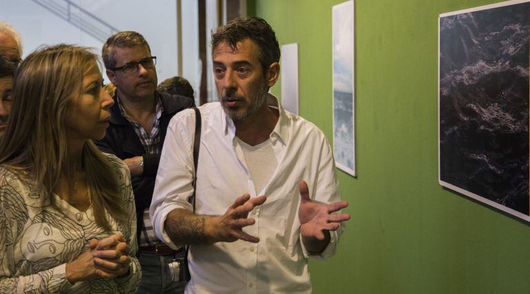 El fotógrafo Emilio Pereda ha inaugurado exposición en Palencia. En la foto junto a la concejal de Cultura, Carmen Fernández