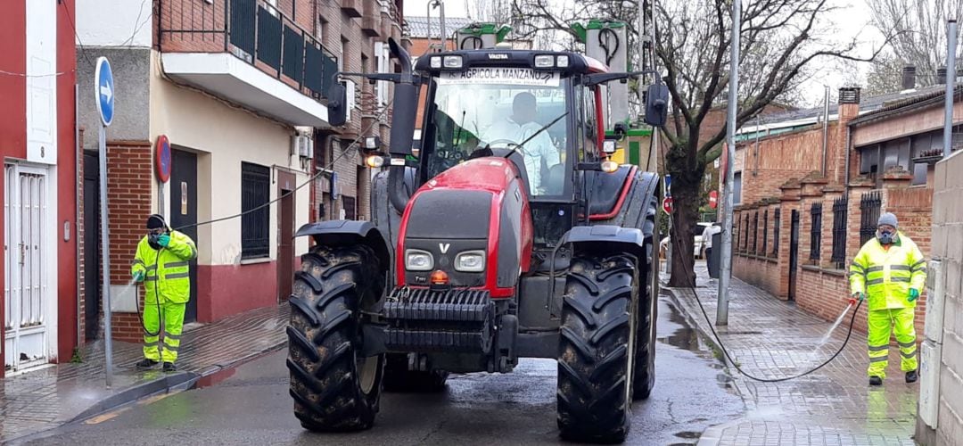 El tractor cuenta con una cuba de 1.200 litros de agua