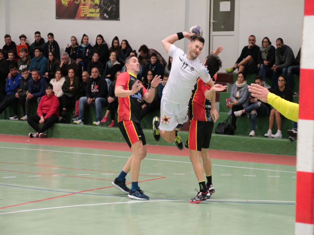 Rubén Caraballo lanzando a portería en el último derbi con el Zonzamas.