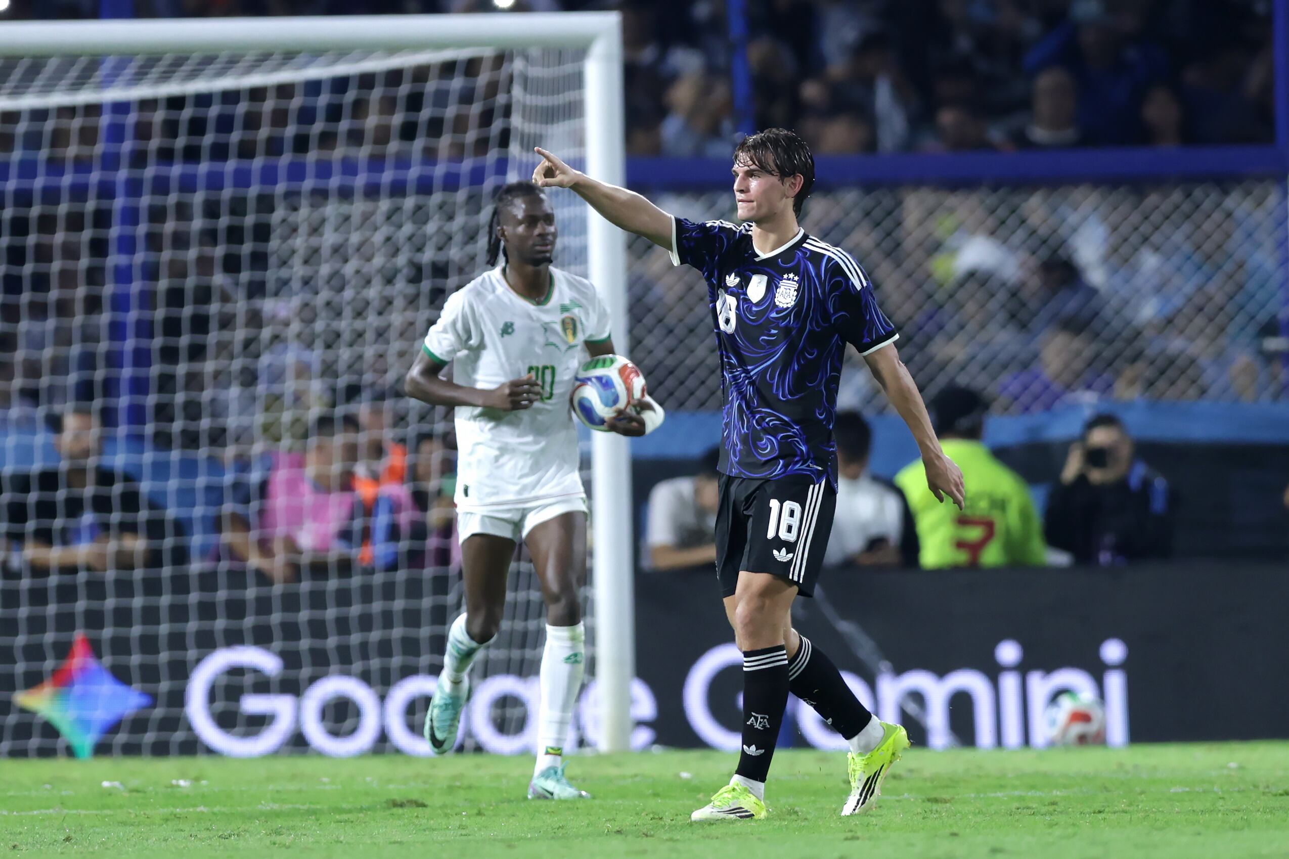 AME8279. BUENOS AIRES (ARGENTINA), 27/03/2026.- Nicolas Paz de Argentina celebra un gol este viernes, en un partido amistoso entre Argentina y Mauritania en el estadio La Bombonera, en Buenos Aires (Argentina). EFE/ Adán González
