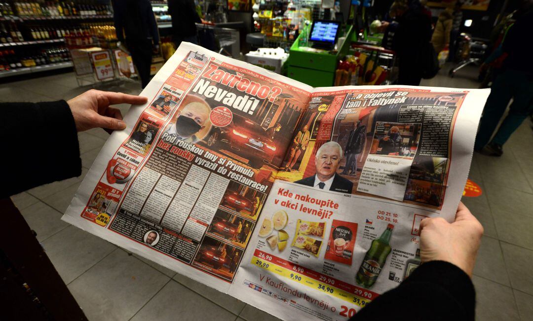 El ministro de Sanidad checo pillado en un restaurante y sin mascarilla por la calle.