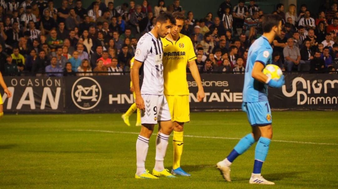 Cubillas y Chakla dialogan en un momento del derbi que enfrentó a Castellón y Villarreal B en Castalia