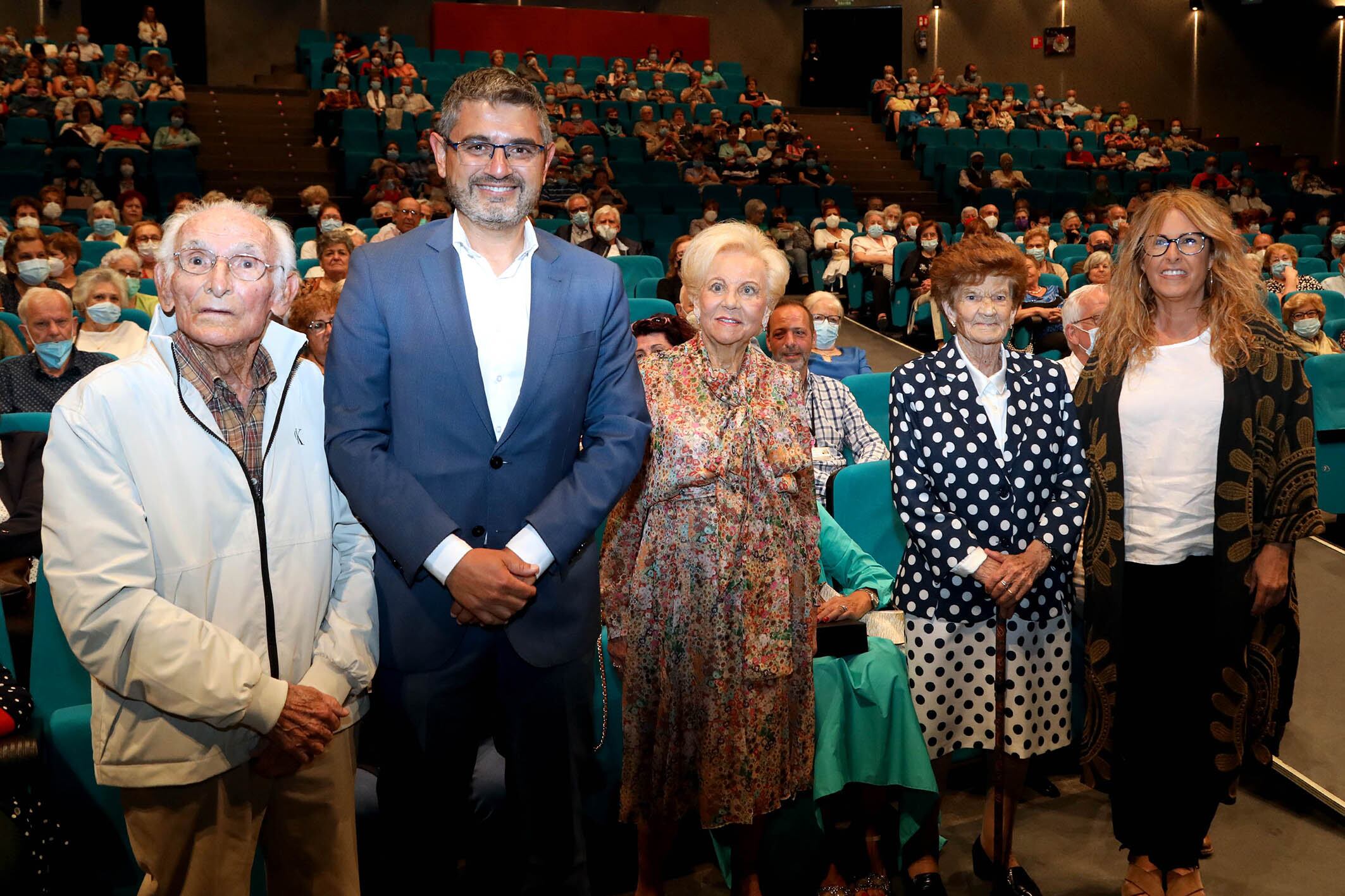 La gala se enmarcó dentro de la Semana de las Personas Mayores y fue conducida por el Mago Murphy, además de contar con música de los 70 ofrecida por la orquesta Vintage Band