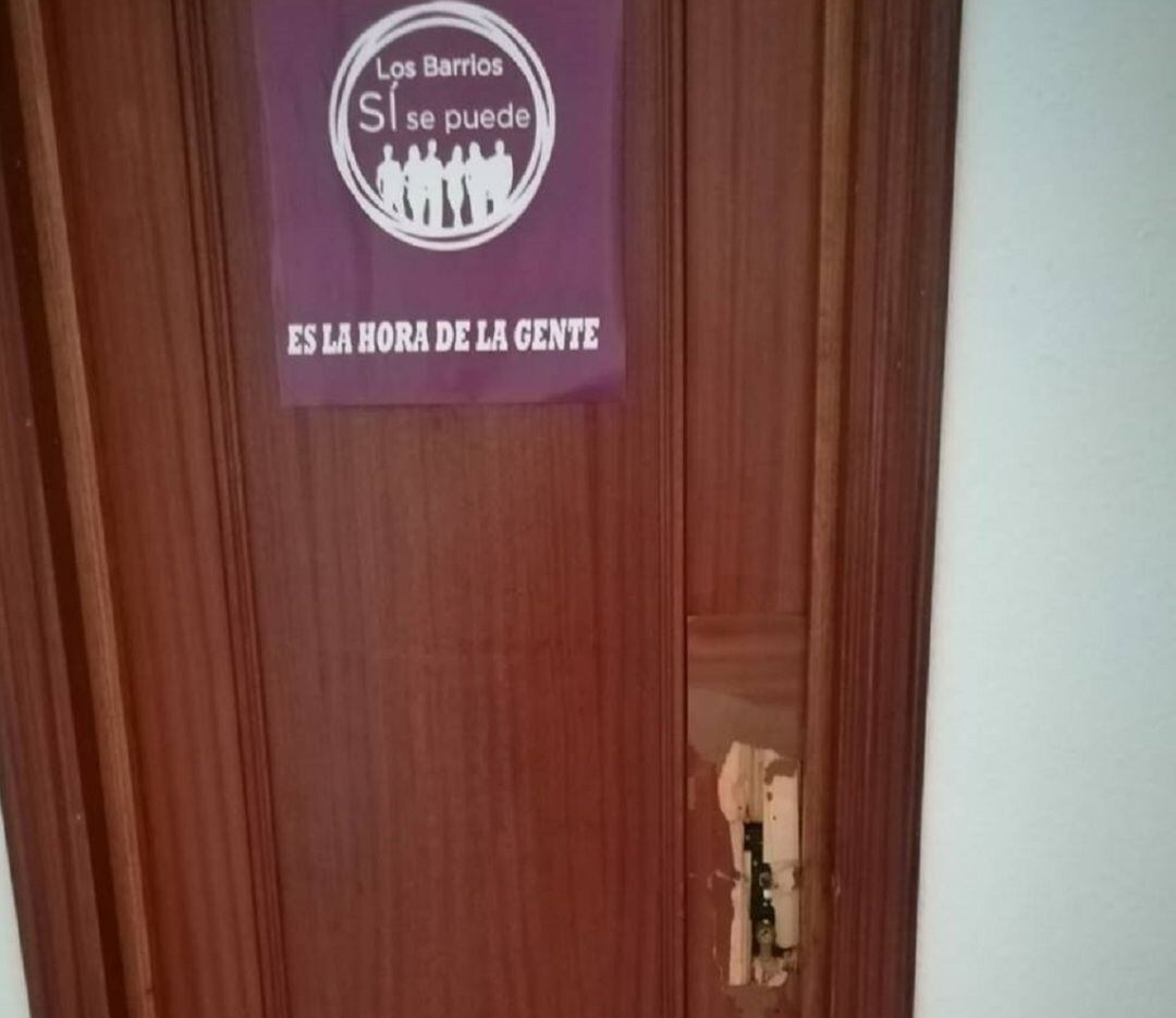 Daños en la puerta de la sede de Podemos en Los Barrios