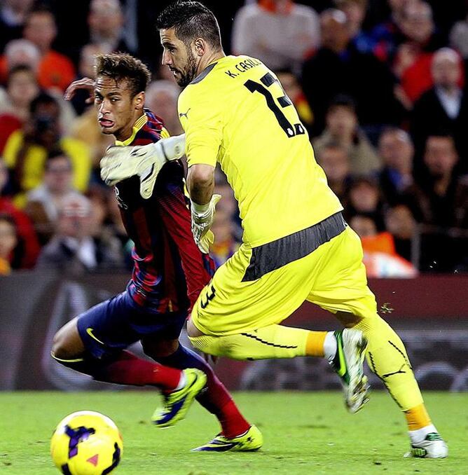 El delantero brasileño del FC Barcelona Neymar da Silva (i) lucha el balón con el portero Kiko Casilla