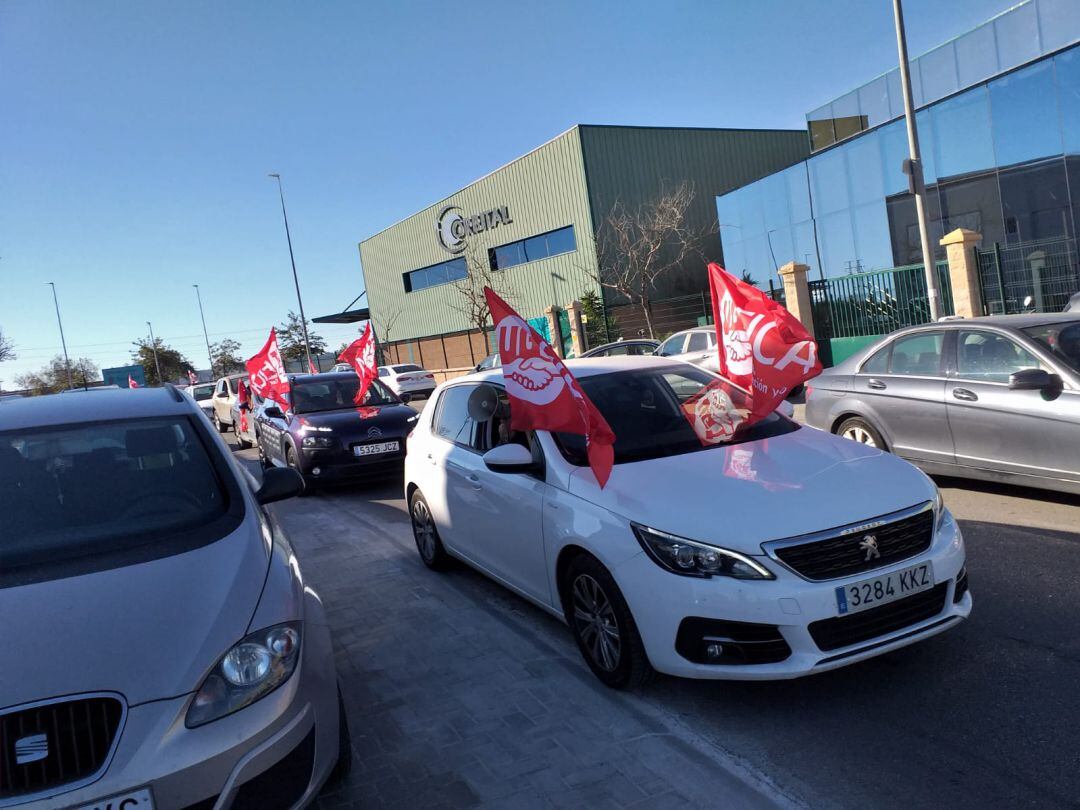 Caravana de coches de los trabajadores en Williams