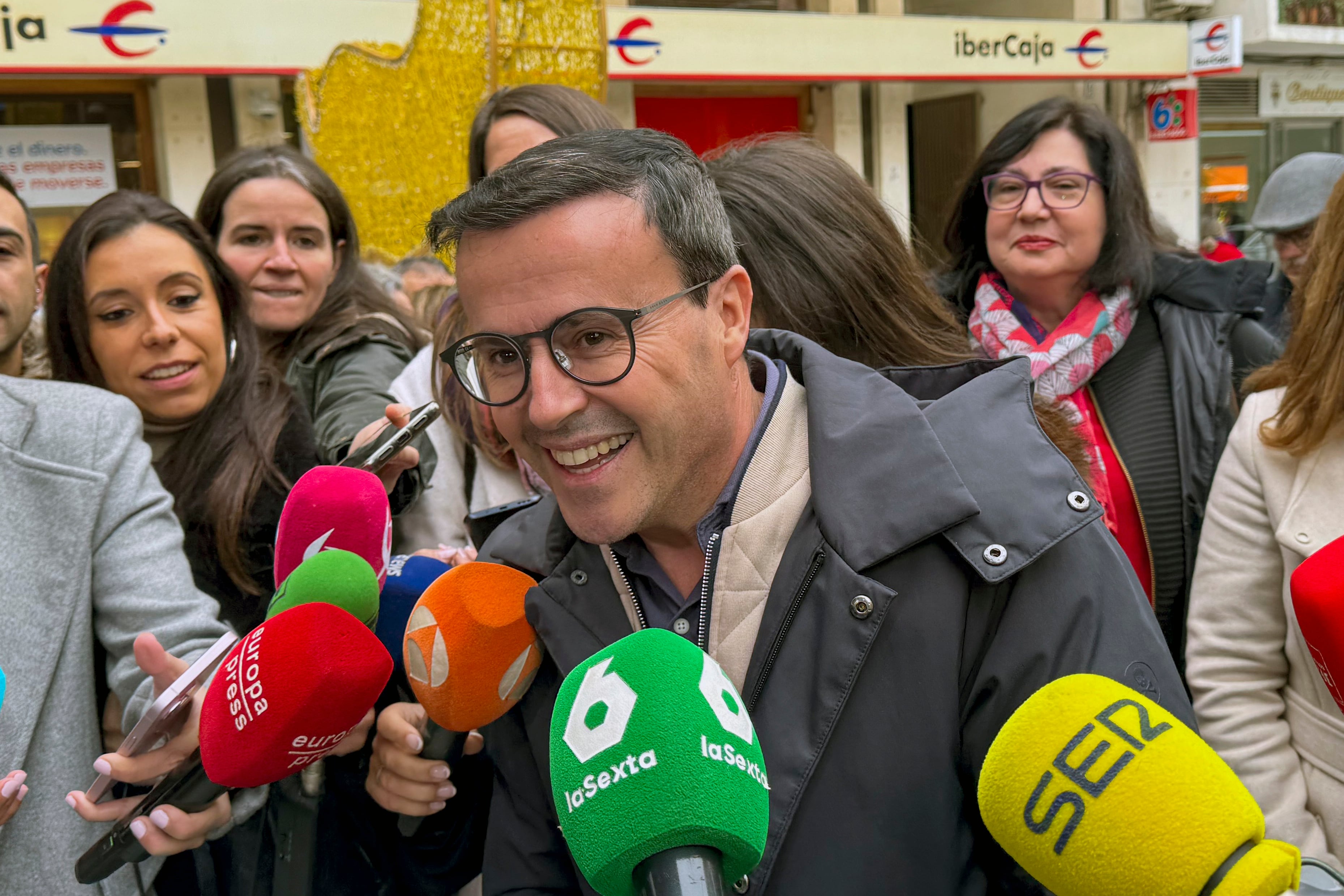 VILLANUEVA DE LA SERENA (BADAJOZ), 19/12/2025.- El candidato del PSOE a la Presidencia de la Junta de Extremadura, Miguel Ángel Gallardo, atiende a los medios durante su visita a Villanueva de la Serena Plaza este viernes en el que termina la campaña electoral. EFE/ Samuel Sánchez