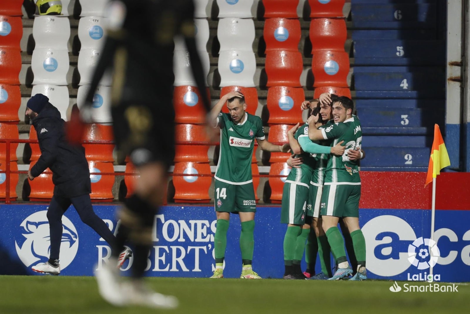 Los jugadores del Amorebieta celebrando el gol logrado ante el Lugo