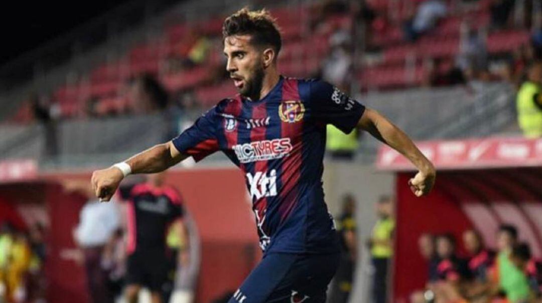 Víctor Fenoll con la camiseta del Yeclano