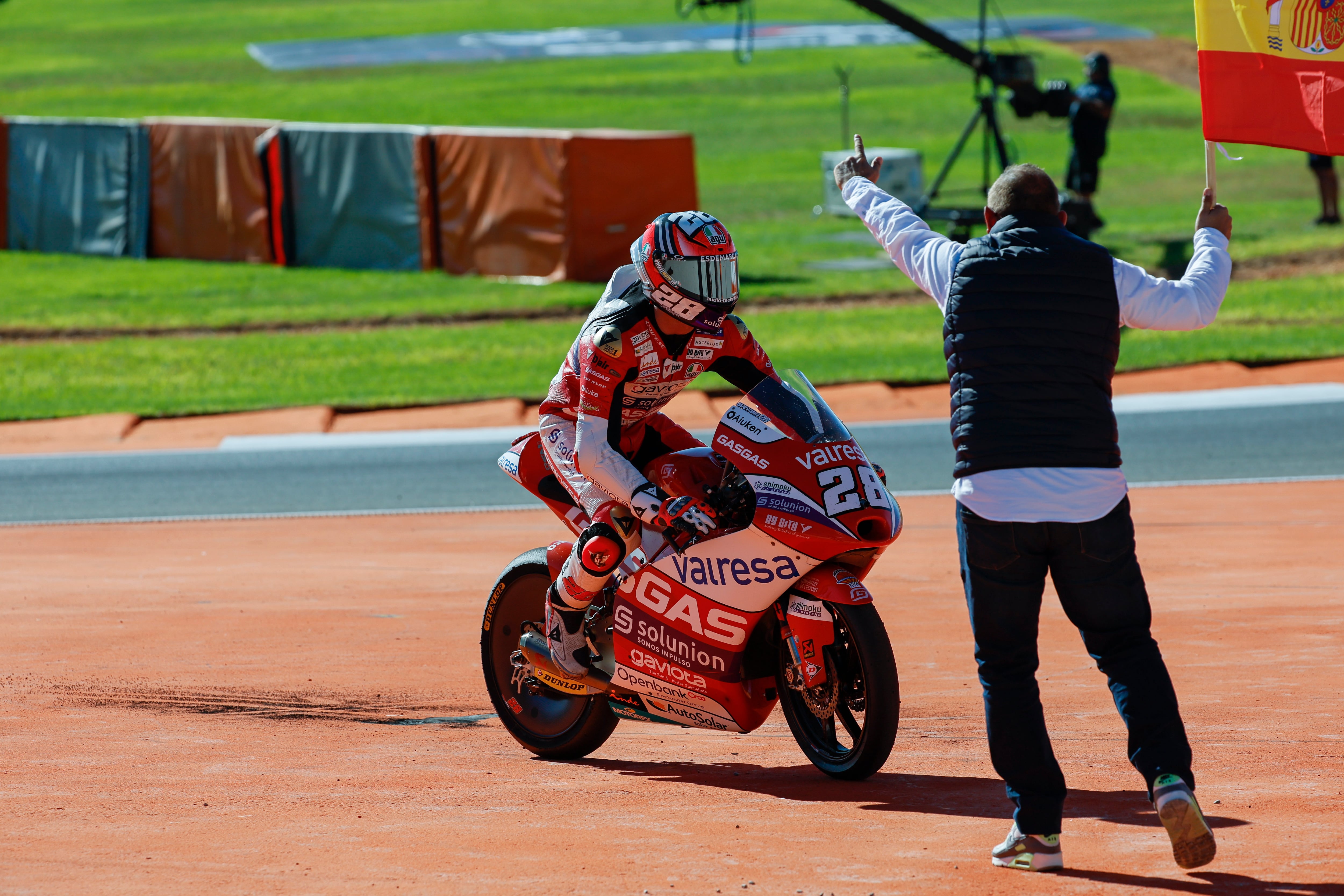 GRAFCVA9464. CHESTE (VALENCIA), 06/11/2022.-.-- El piloto español de Moto 3, Izan Guevara, celebra la victoria de la carrera en el circuito Ricardo Tormo de Cheste (Valencia) donde se ha disputado la última prueba del mundial.EFE/ Biel Aliño
