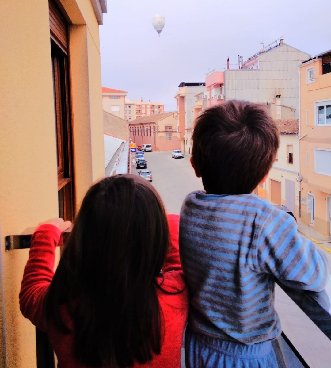 Niños contemplando el globo de València Turisme pilotado por TotGlobo    durante la cuarentena en Fontanars dels Aforins y Bocairent