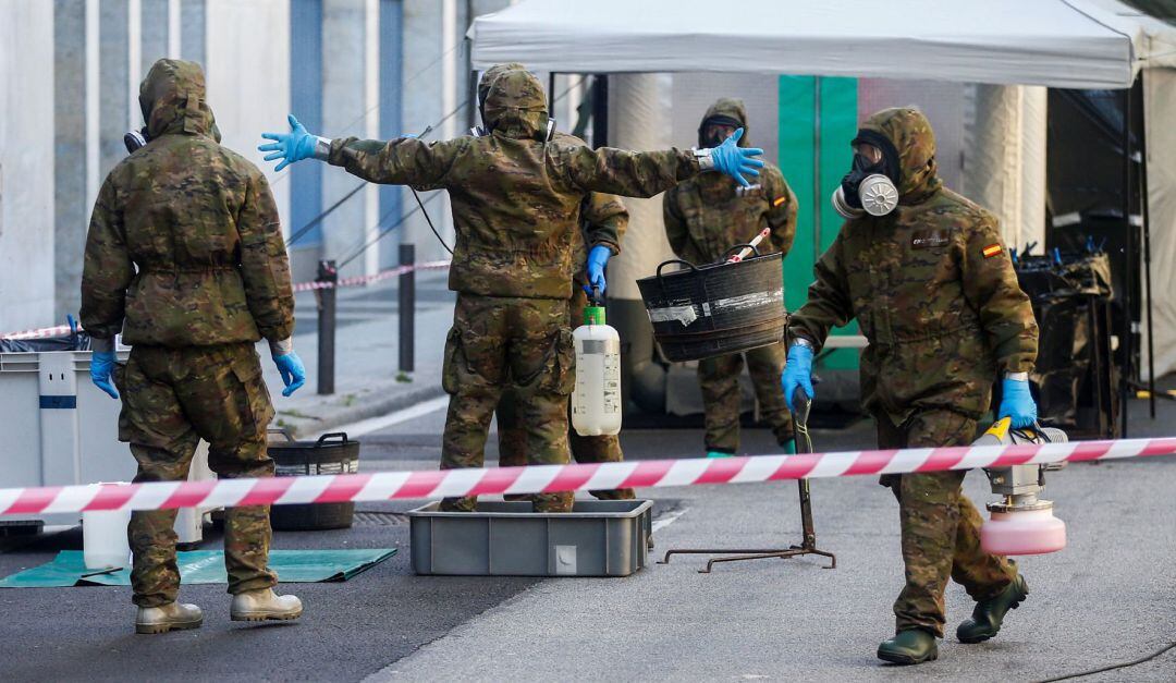 Miembros del Ejercito de Tierra realizan labores de desinfección en Barcelona.