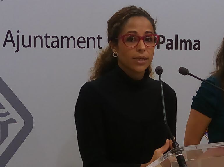 Aurora Jhardi, regidora de Función Pública y Gobierno interior, durante la rueda de prensa.