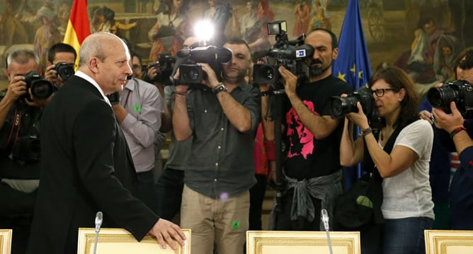 El ministro de Educación, Cultura y Deporte, José Ignacio Wert, ante la prensa a su llegada a la Conferencia Sectorial de Educación